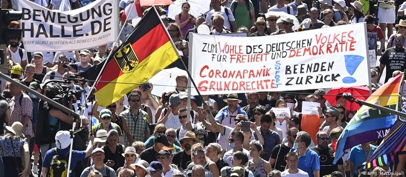 Berlin-Covid-19-des-milliers-de-personnes-protestent-contre-les-mesures-de-securite