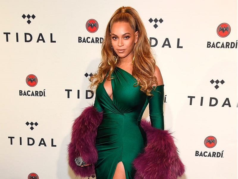 Beyonce-son-incroyable-robe-de-mariee-tres-sexy-pour-renouveler-ses-voeux-de-mariage-avec-Jay-Z