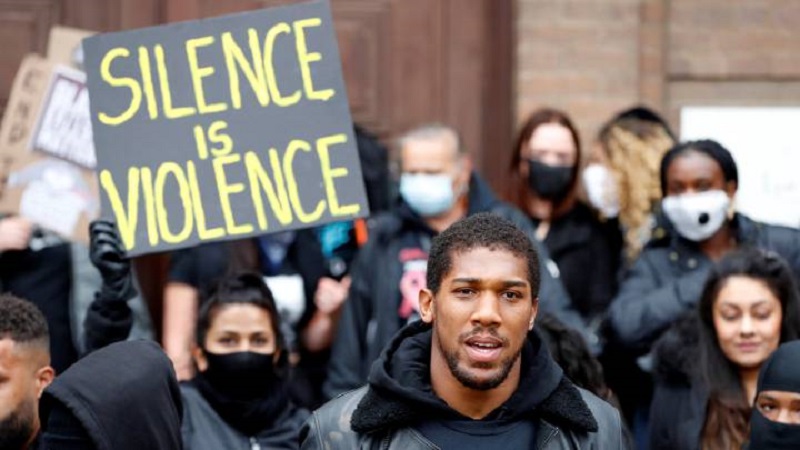 Black-lives-matter-Allez-vous-faire-foutre-senflamme-le-boxeur-Anthony-Joshua