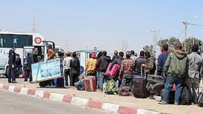 Bloques-en-Libye-des-centaines-de-Tunisiens-sont-parvenus-a-franchir-la-frontiere
