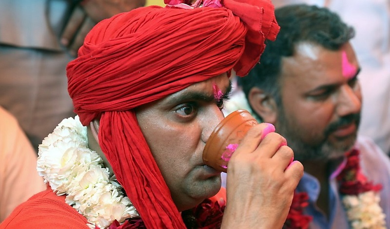 Bollywood-la-recette-a-base-durine-de-vache-pour-se-proteger-contre-la-Covid-19