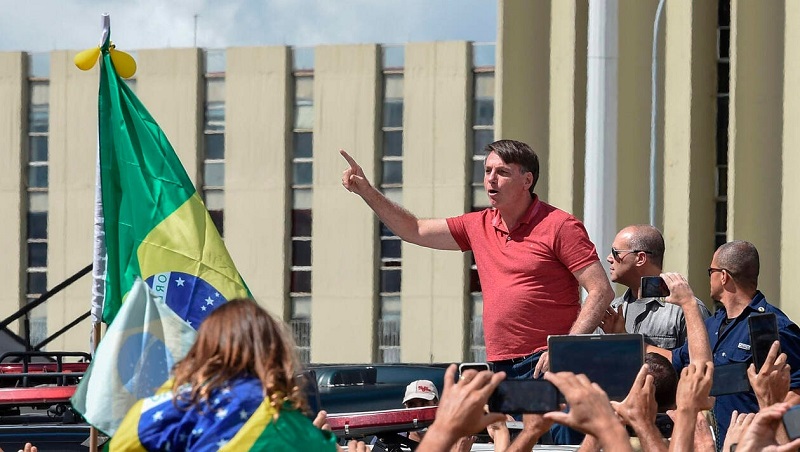 Bresil-le-president-Jair-Bolsonaro-soutient-les-manifestants-anti-confinement