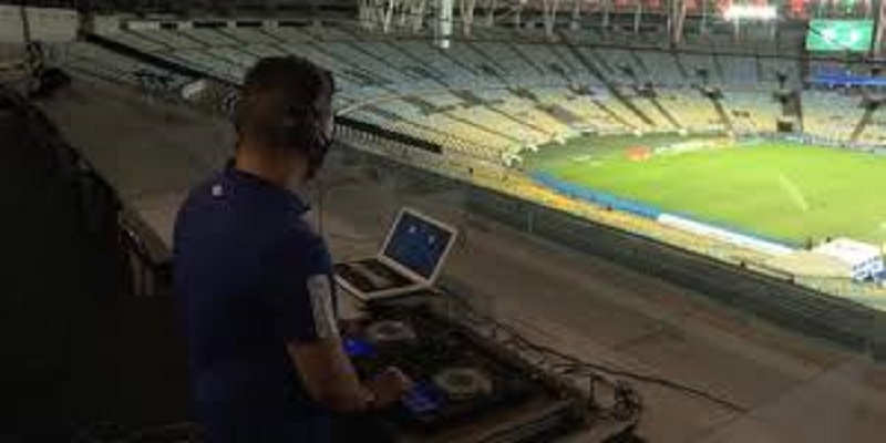 Bresil-un-DJ-pour-remettre-de-lambiance-dans-un-stade-de-football
