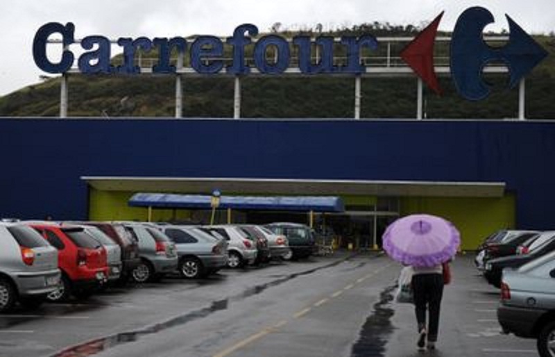 Bresil-un-cadavre-recouvert-de-parapluies-dans-un-supermarche-reste