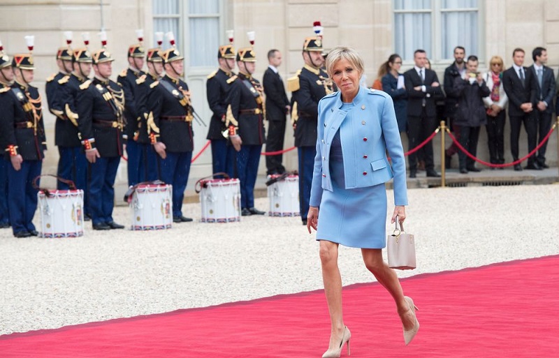 Brigitte-Macron-dou-lui-vient-son-amour-des-mini-jupes