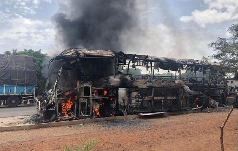 Burkina-Faso-un-bus-de-60-places-senflamme-en-cours-de-route
