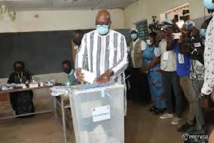 Burkina-Presidentielle-2020-le-president-Roch-Kabore-vote