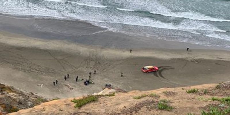 Californie-elle-survit-a-une-chute-de-35-metres-le-matin-de-Noel-video