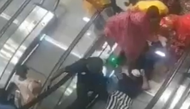 Cameroun-A-Douala-des-jeunes-font-la-queue-pour-decouvrir-des-escaliers-roulants-video