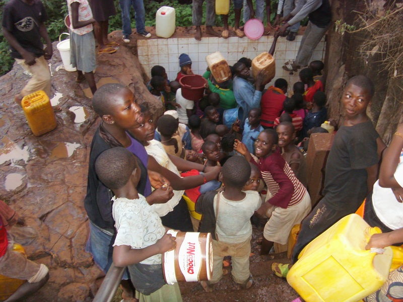 Cameroun-penurie-deau-potable-les-menages-salimentent-dans-les-puits-a-qualite-douteuse