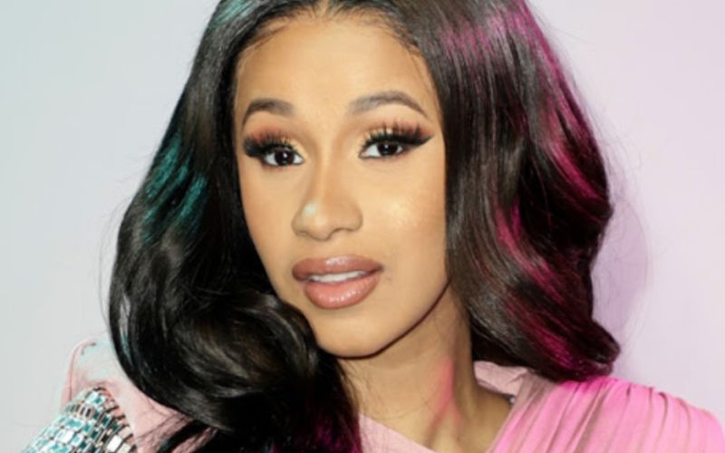 Cardi-B-devoile-sa-manucure-extravagante-sur-Instagram-1