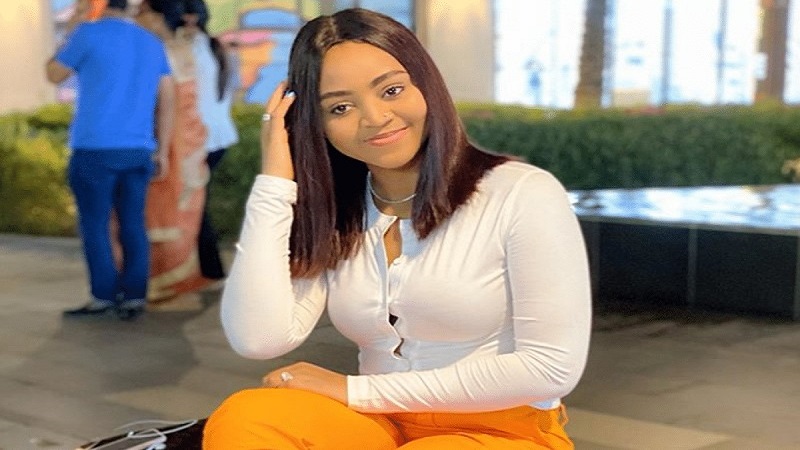 Ce-cliche-de-Regina-Daniels-inquiete-a-t-elle-eu-recours-a-un-implant-fessier-photo