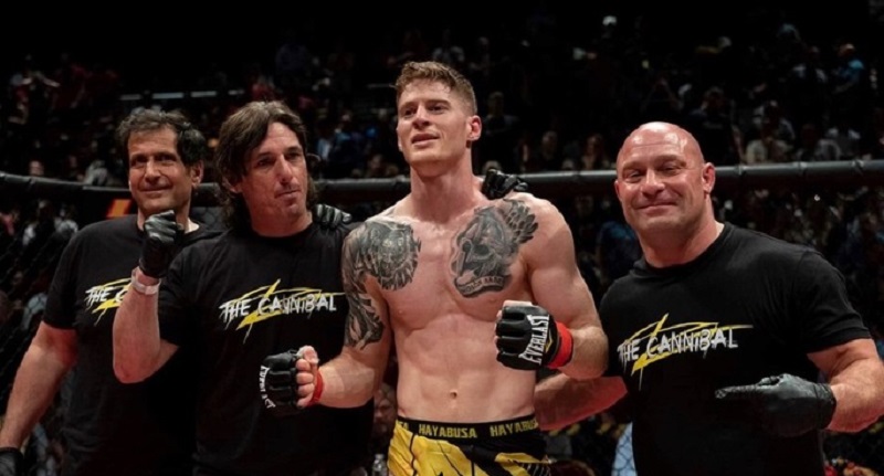 Ce-combattant-de-MMA-met-son-adversaire-KO-sans-les-mains-video