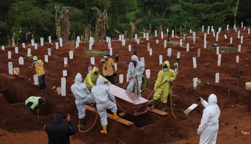 Ce-pays-condamne-des-anti-masques-a-creuser-des-tombes-pour-les-victimes-du-Covid-19