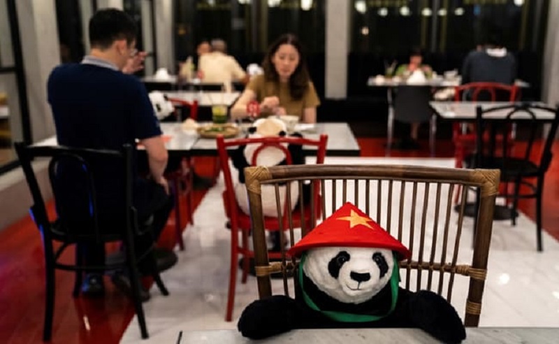 Ce-restaurant-fait-respecter-les-regles-sanitaires-avec-des-pandas