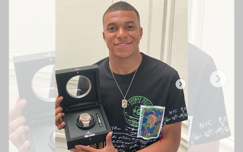Cette-nouvelle-montre-de-Mbappe-rend-fou-Griezmann-et-les-joueurs-du-PSG-1