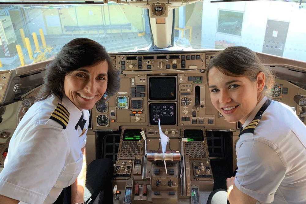 Cette photo d'une mère et sa fille aux commandes d'un Boeing qui brise les stéréotypes