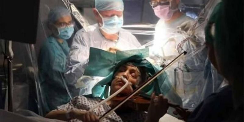 Cette-violoniste-a-joue-du-violon-pendant-quelle-se-faisait-operer-au-cerveau-video