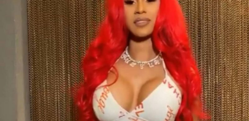 Cheveux-rouges-et-mini-robe-Cardi-B-sort-lartillerie-de-seduction-massive-e1580680784728