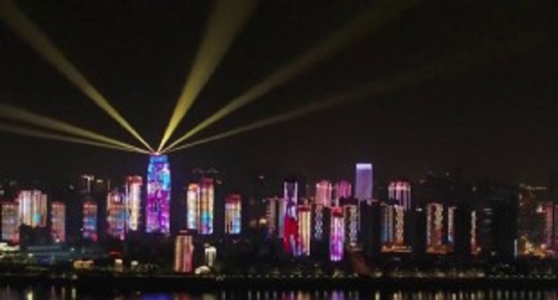Chine-Wuhan-sillumine-pour-feter-la-reouverture-des-transports