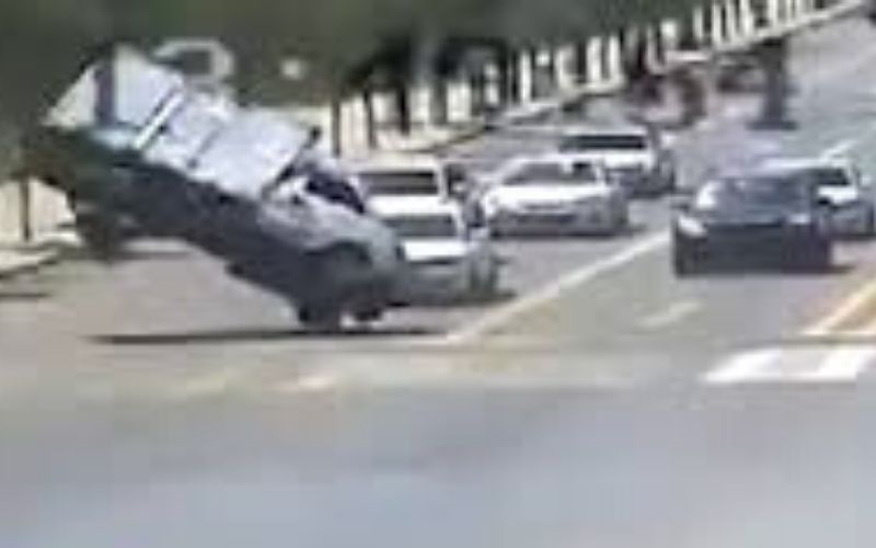 Chine-un-etrange-coup-de-vent-emporte-un-camion-arrete-a-un-feu-rouge-video-2