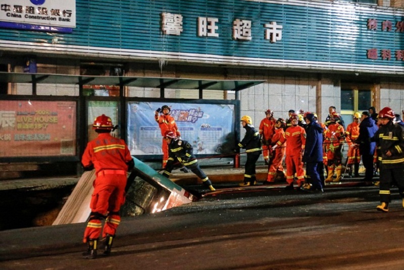 Chine-un-trou-souvre-subitement-en-pleine-circulation-et-engloutit-un-bus-avec-plusieurs-passagers