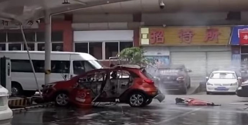 Chine-une-voiture-electrique-explose-en-pleine-charge-video