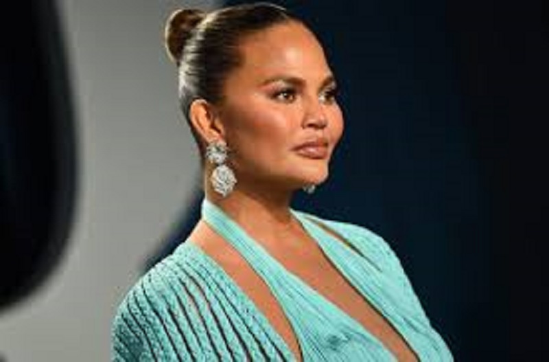 Chrissy-Teigen-lepouse-de-John-Legend-sort-du-silence