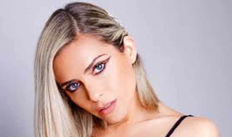 Clara-Morgane-pratiquement-nue-elle-prend-une-pose-tres-suggestive-photo