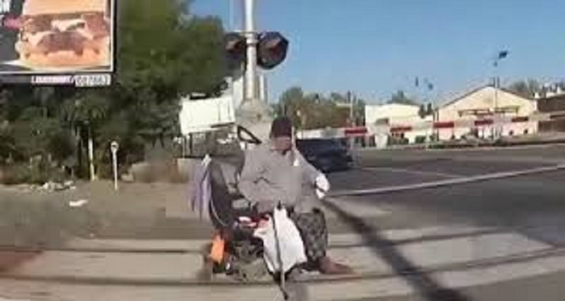 Coince-sur-les-rails-il-est-sauve-in-extremis-par-une-policiere-heroique-video