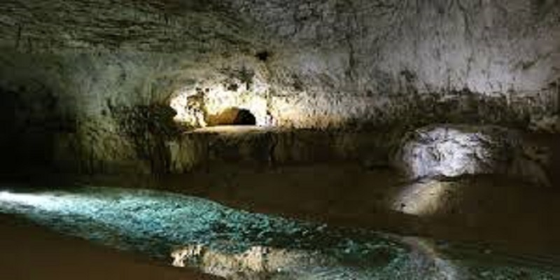 Confinement-6-touristes-dont-1-Francais-decident-de-vivre-dans-une-grotte-en-Inde-pour-economiser-de-largent