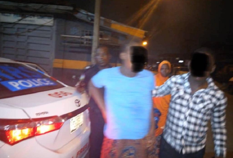 Confinement-Nigeria-les-policiers-de-Lagos-aident-une-femme-a-accoucher-photos