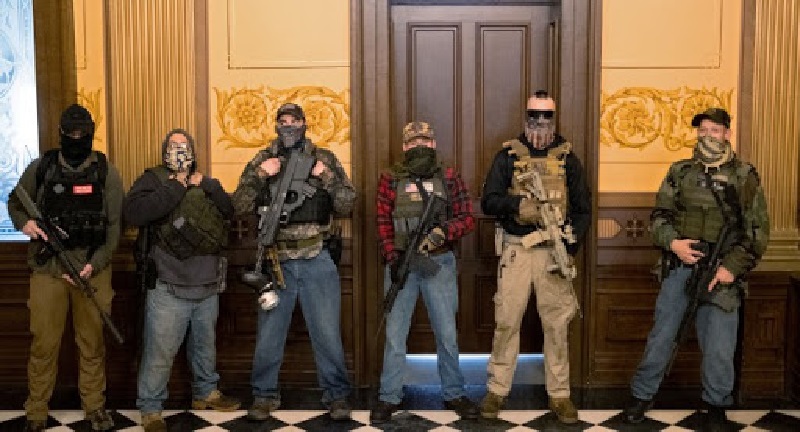 Contre-le-confinement-dans-le-Michigan-des-hommes-armes-envahissent-le-Capitole