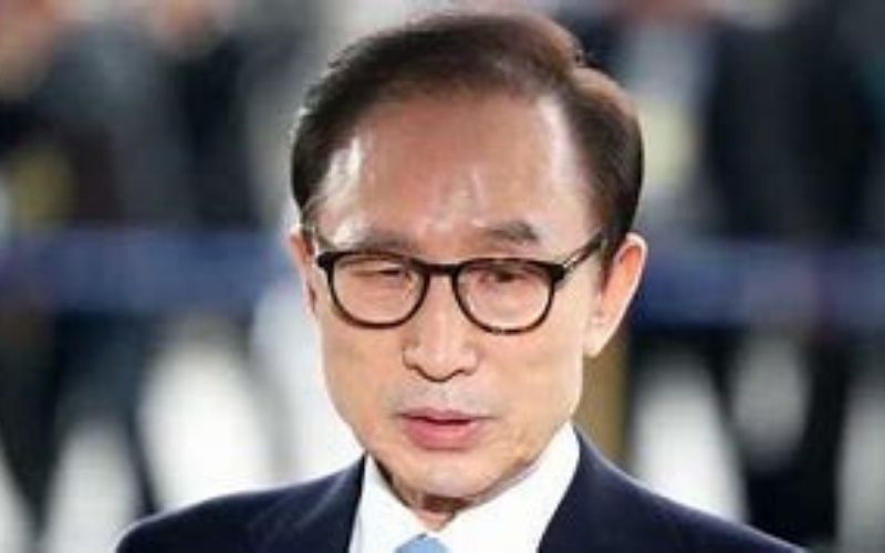 Coree-du-Sud-lex-president-Lee-condamne-a-une-lourde-peine-de-prison