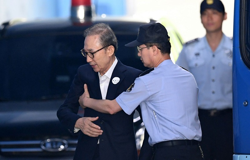 Coree-du-Sud-un-ex-president-condamne-a-17-ans-de-prison