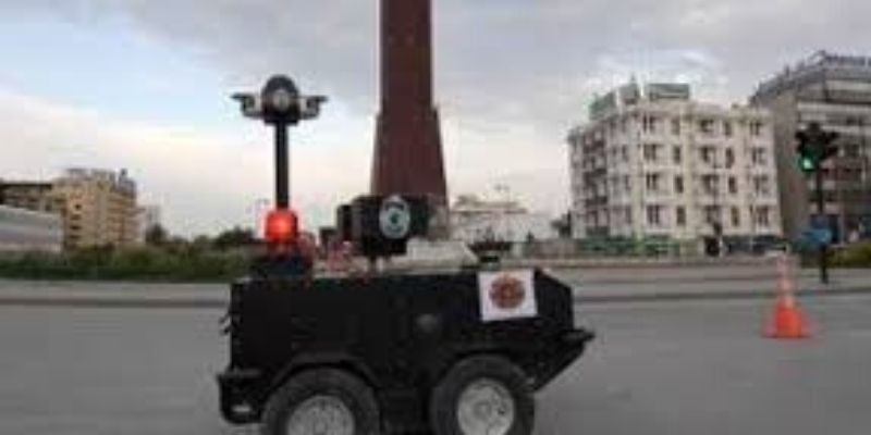 Coronavirus-A-Tunis-un-robot-policier-fait-regner-le-confinement