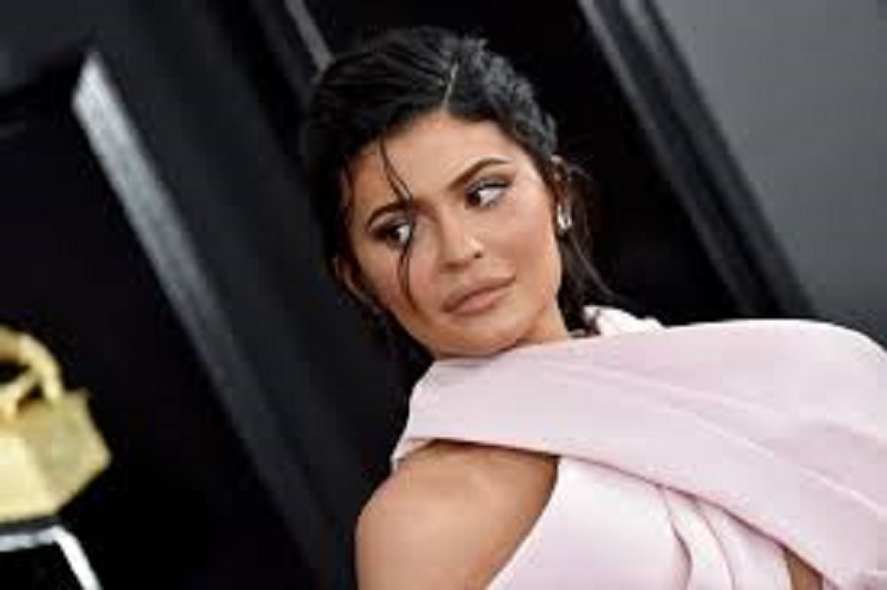 Coronavirus-Kylie-Jenner-trouve-une-nouvelle-formule-daide