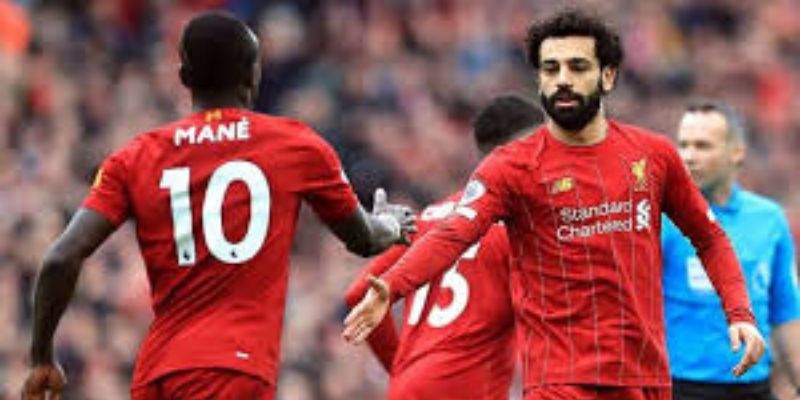 Coronavirus-Liverpool-rend-hommage-au-personnel-soignant-video