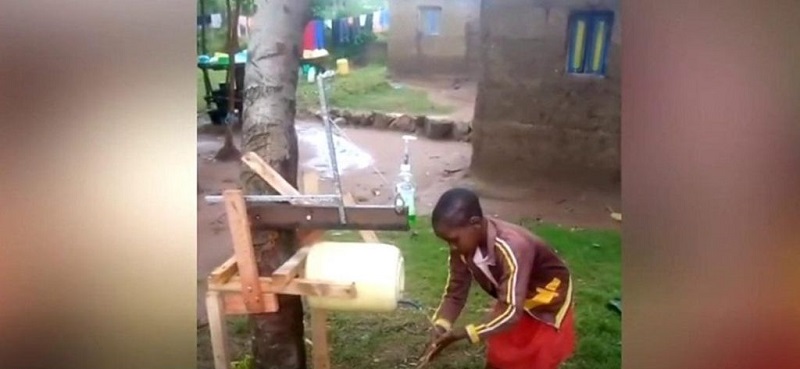 Coronavirus-en-Afrique-un-Kenyan-de-9-ans-invente-une-machine-pour-se-laver-les-mains-video