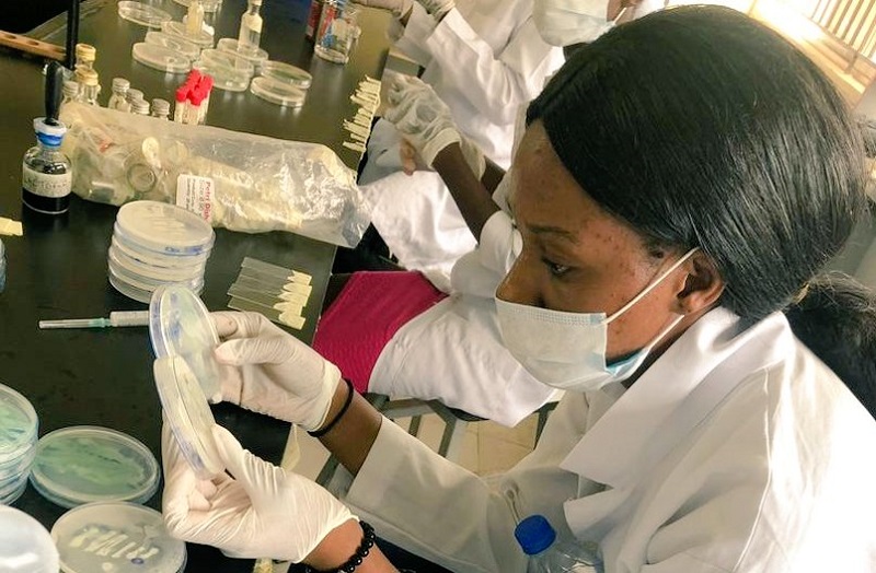 Coronavirus-une-Nigeriane-promet-de-ne-pas-quitter-le-laboratoire-avant-davoir-trouve-un-remede
