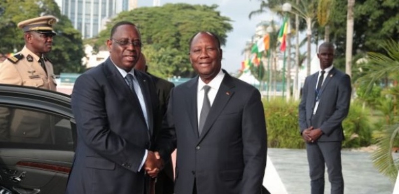 Cote-dIvoire-Alassane-Ouattara-jette-des-fleurs-a-Macky-sall