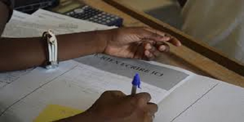 Cote-dIvoire-Bac-2020-un-billet-5000-Fcfa-et-un-mot-decouverts-dans-la-copie-dun-candidat-photo-1