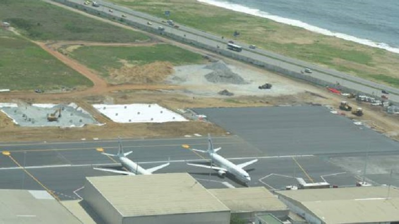 Cote-dIvoire-apres-la-decouverte-du-corps-sans-vie-dun-adolescent-a-latterrissage-dun-avion-les-populations-expulsees-pres-de-laeroport-dAbidjan