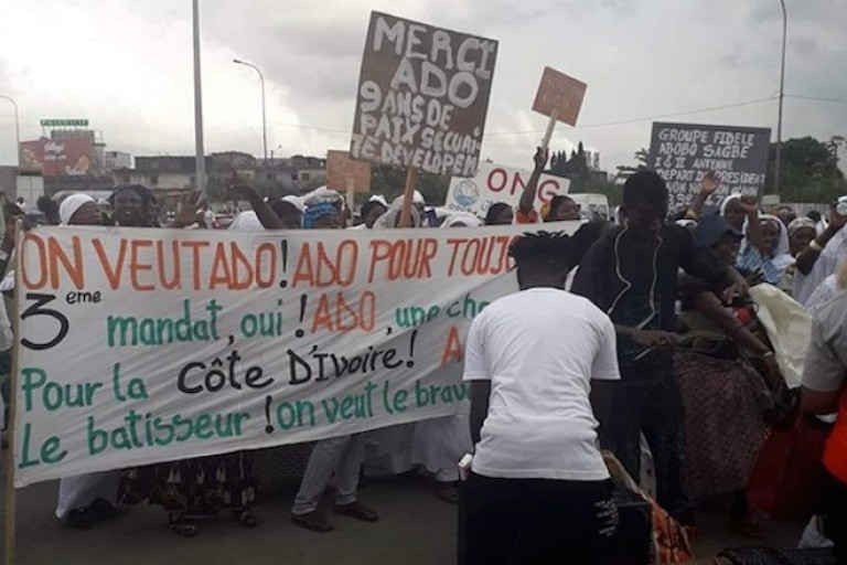 Cote-dIvoire-des-femmes-manifestent-pour-dire-non-a-la-volonte-de-Ouattara-de-ne-pas-briguer-un-3e-mandat