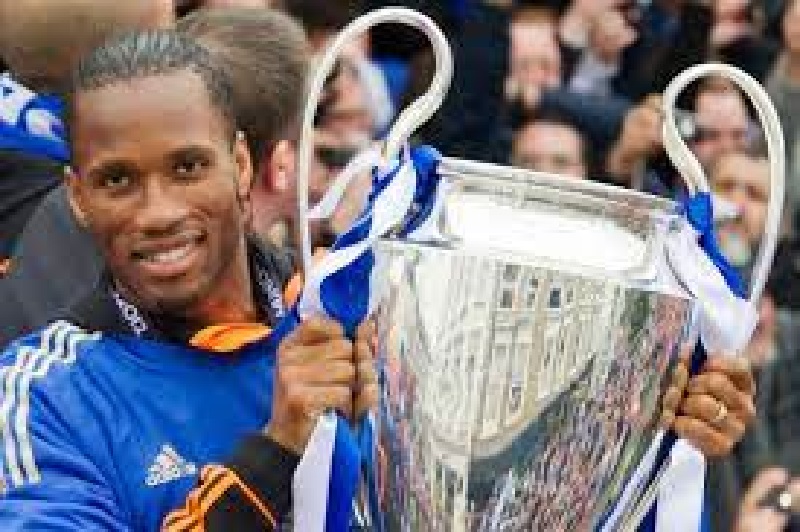 Cote-dIvoire-des-jeunes-chantent-Drogba-lhomme-pour-qui-les-Blancs-se-mettent-a-genoux-video