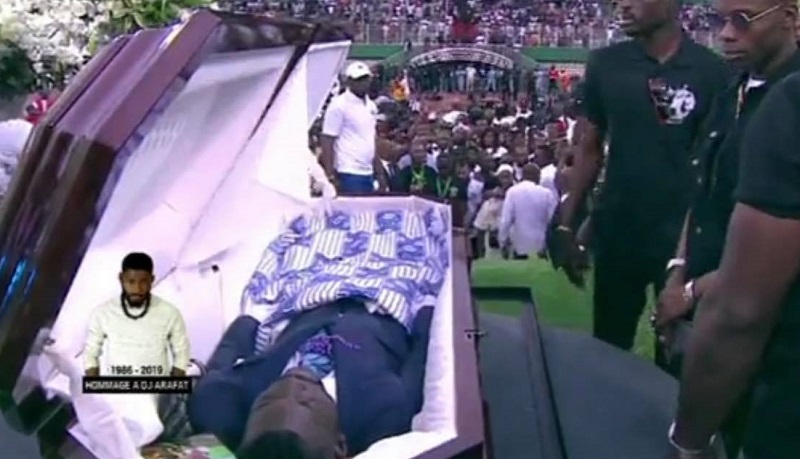 Cote-dIvoire-le-corps-de-Ange-Didier-Houon-Dj-Arafat-expose-au-public