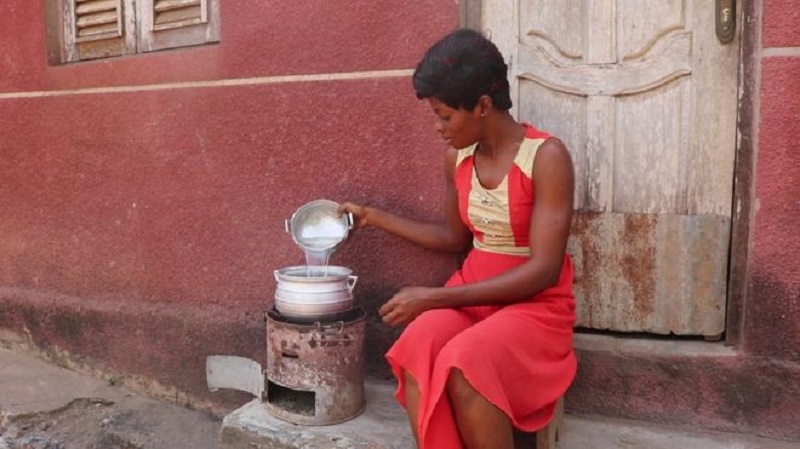Cote-dIvoire-les-cabosses-de-cacao-transformees-en-biocharbon