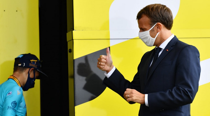 Covid-19-E.-Macron-en-visite-sur-le-Tour-de-France-pour-montrer-quil-faut-vivre-avec-le-virus