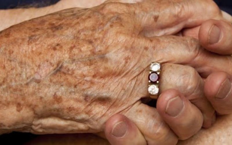 Covid-19-Ils-meurent-main-dans-la-main-apres-48-ans-de-mariage