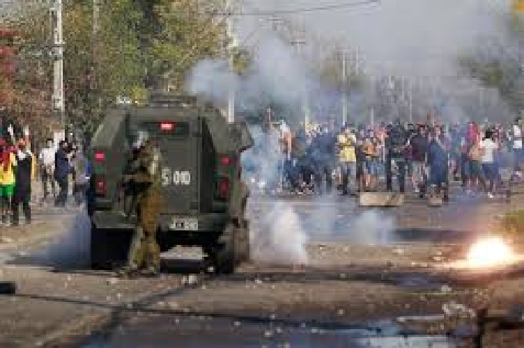 Covid-19-Santiago-de-Chili-la-population-manifeste-contre-la-faim